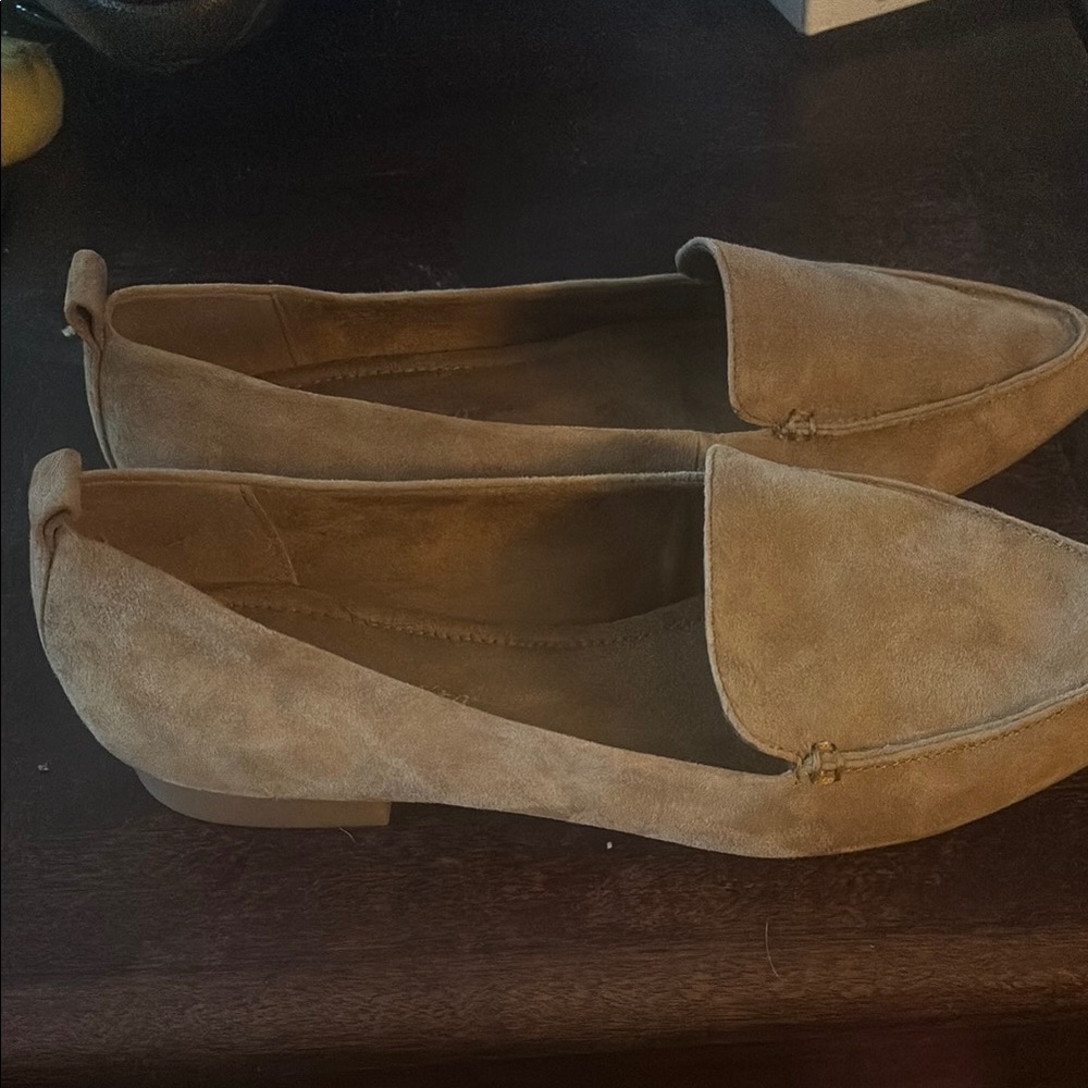 Bella Vita Tan Flats Classic Design